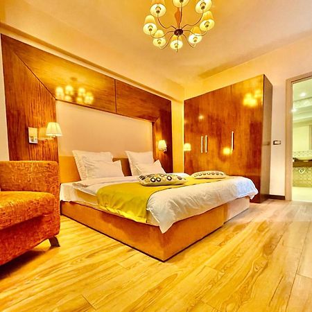 Royal Studio Apartment With A Perfect View - Yamaluxe Bukareszt Zewnętrze zdjęcie