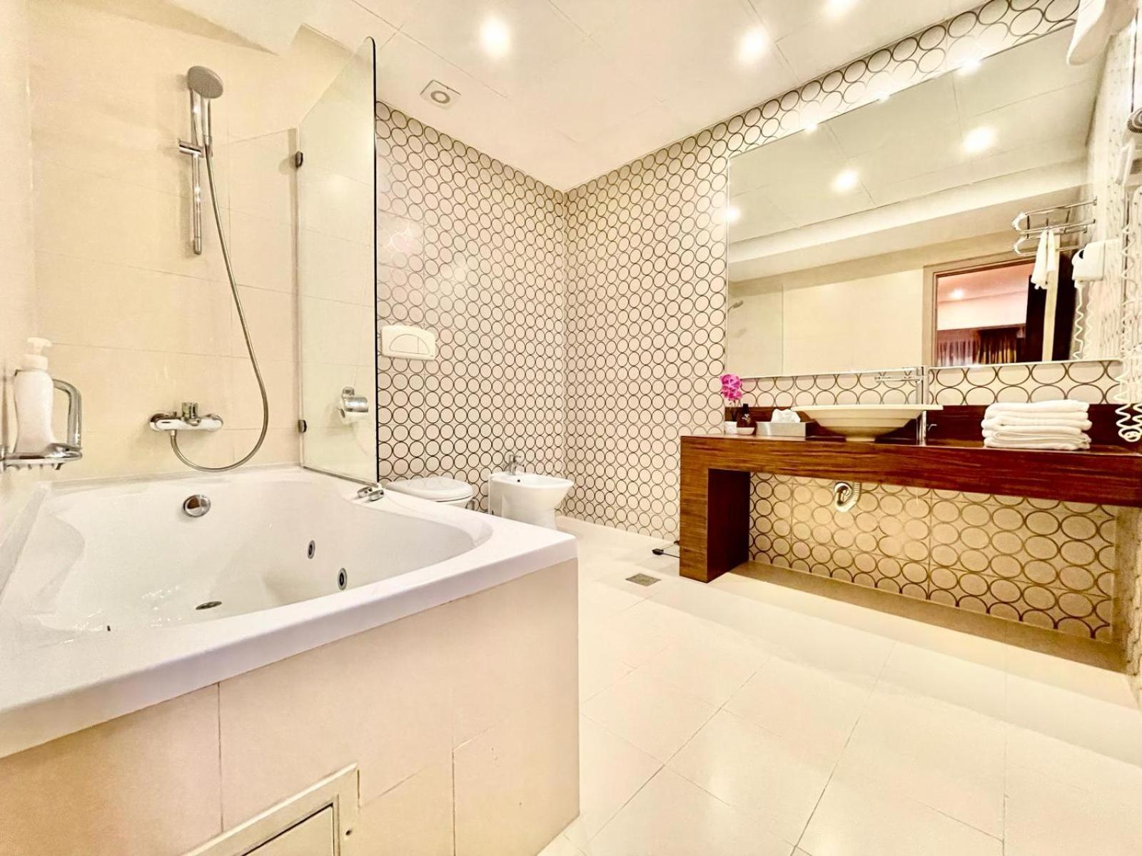 Royal Studio Apartment With A Perfect View - Yamaluxe Bukareszt Zewnętrze zdjęcie