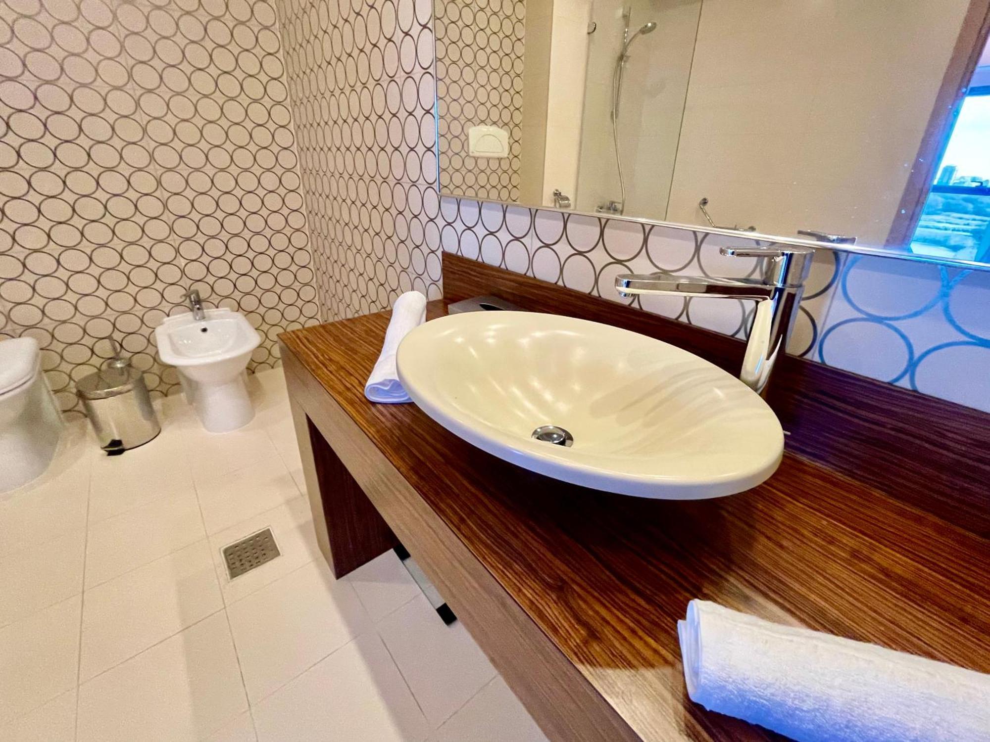 Royal Studio Apartment With A Perfect View - Yamaluxe Bukareszt Zewnętrze zdjęcie